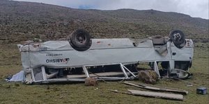 Τουλάχιστον 13 νεκροί σε σφοδρή σύγκρουση μίνι βαν με φορτηγό στο Περού