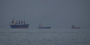 Τάνκερ κοντά στα Στενά του Ορμούζ, που έχει αποκλείσει το Ιράν