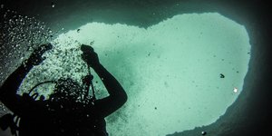 Κατάδυση στο «πηγάδι του διαβόλου» στη Βουλιαγμένη