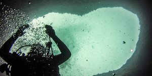 Κατάδυση στο «πηγάδι του διαβόλου» στη Βουλιαγμένη / divelog