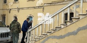 O Πολωνός τη στιγμή που φτάνει στα δικαστήρια των Χανίων