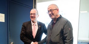 Ο γενικός διευθυντής του τμήματος Ευρώπης του ΠΟΥ, Χανς Κλούγκε με τον δημοσιογράφο του iefimerida, Βασίλη Βενιζέλο