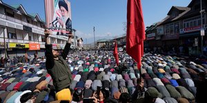 χαμενέι προσκυνουν 