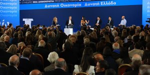 Ολιγόλεπτη διακοπή στο προσυνέδριο της ΝΔ μετά από λιποθυμία στο κοινό