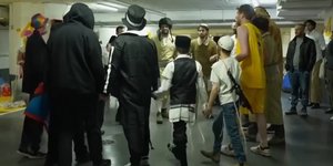 Ισραηλινοί γιορτάζουν το Πουρίμ σε καταφύγια 