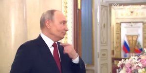 O Ρώσος πρόεδρος Βλαντίμιρ Πούτιν έπαθε κρίση βήχα στη διάρκεια μαγνητοσκόπησης ομιλίας του 