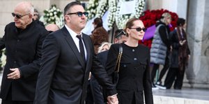 Ο Αντώνης Ρέμος στο λαϊκό προσκύνημα για τη Μαρινέλλα