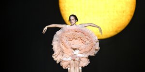 Έκπληξη! Ο Δημήτρης Παπαϊωάννου υπογράφει το σκηνικό της Rosalía σε ένα τραγούδι για έναν νάρκισσο