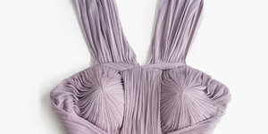 Οι αρχαιοελληνικές πτυχώσεις στα ρούχα της Σοφίας Κοκοσαλάκη