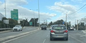 Το αυτοκόλλητο Σ στο πίσω μέρος αυτοκινήτου 