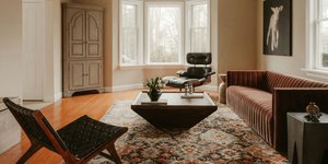 Πριν και μετά: Τέσσερις σκοτεινοί χώροι μεταμορφώνονται σε φωτεινά σαλόνια από αρχιτέκτονες