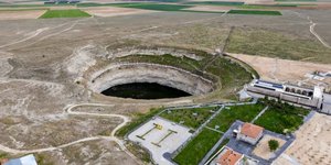 Στην Κόνια οι καταβόθρες εμφανίζονται ολοένα και συχνότερα. Οι ειδικοί εκτιμούν ότι έχουν καταγραφεί περίπου 700 μεγάλες καταβόθρες στην ευρύτερη περιοχή / ENER COLAK