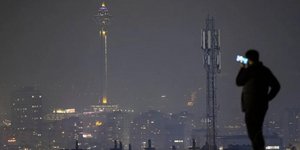 Ιρανοί εντός και εκτός της χώρας τους αναζητούν τρόπους για να διατηρήσουν επαφή με συγγενείς και φίλους, καταφεύγοντας σε αυτοσχέδιες λύσεις, τεχνικά παραθυράκια και υπηρεσίες που λειτουργούν στα όρια της νομιμότητας / ΑΡ