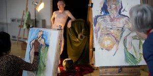 O 54χρονος Αντριαν Γκίλαν μέχρι σήμερα εκτιμά ότι έχει ποζάρει γυμνός περισσότερες από 25.000 φορές / DAVID ROSE