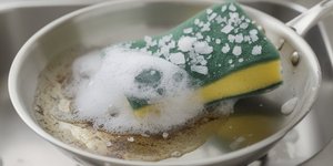 Το χοντρό αλάτι μπορεί να λειτουργήσει ως ήπιο καθαριστικό στον καθαρισμό επιφανειών / SHUTTERSTOCK