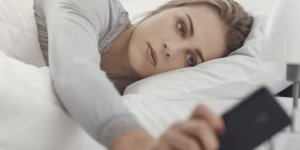 Ένας στους τέσσερις ενήλικες χρειάζεται λιγότερο από ένα λεπτό για να κοιτάξει το κινητό αφού ανοίξει τα μάτια του / SHUTTERSTOCK