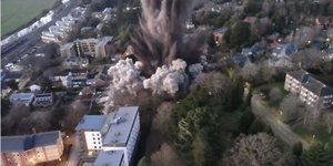 Χρησιμοποιήθηκαν πάνω από 400 τόνοι άμμου για την απορρόφηση της έκρηξης. Ακόμη κι έτσι, οι ζημιές ήταν σημαντικές / FACEBOOK