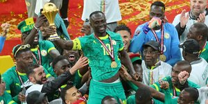 Ο Μανέ πανηγυρίζει με το τρόπαιο του Κυπέλλου Εθνών Αφρικής