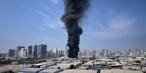 Καπνοί από ιρανική επίθεση στη Σάρτζα των Ηνωμένων Αραβικών Εμιράτων