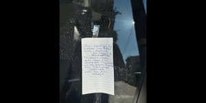 Σημείωμα σε παράνομα παρκαρισμένο αυτοκίνητο στην Αθήνα 