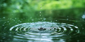 Σταγόνα νερού σε λίμνη