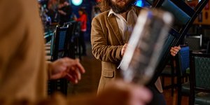 Καυγάς σε μπαρ - Shutterstock