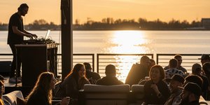 Lounge μπαρ στο ηλιοβασίλεμα - Shutterstock