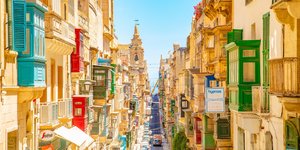 Τυπικός δρόμος στην πανέμορφη Βαλέτα, με τα χρωματιστά, ξύλινα μπαλκόνια, Μάλτα - Φωτ: Shutterstock