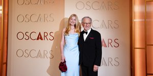 Ο σκηνοθέτης Στίβεν Σπίλμπεργκ στο κόκκινο χαλί, συνοδευόμενος από την 13χρονη εγγονή του, Πόπι Γκάβιγκαν