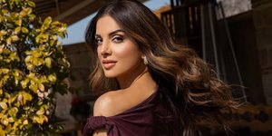 η σταματινα τσιμτσιλη με μπορντο μπλουζα