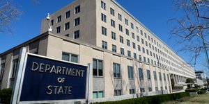 Οι ΗΠΑ ανακοίνωσαν ότι μια πρώτη πτήση τσάρτερ αναχώρησε από τη Μέση Ανατολή 