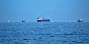 Τάνκερ και φορτηγά πλοία στα Στενά του Ορμούζ