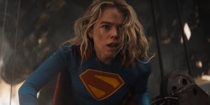 Η Μίλι Άλκοκ ως SuperGirl 