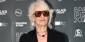 η Θεμις Μπαζακα σε πρεμιερα με μυαρα γυαλια ηλιου 