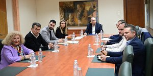 Ο Τάκης Θεοδωρικάκος σε σύσκεψη με τους εκπροσώπους των πρατηριούχων