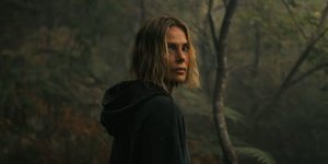 Η Σαρλίζ Θερόν αντιμέτωπη με έναν αδίστακτο κυνηγό στην αυστραλιανή ύπαιθρο -Δείτε το τρέιλερ του θρίλερ «Apex»