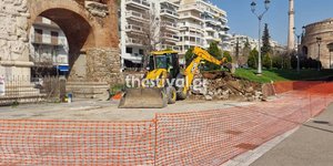 Γκρεμίζεται ο τοίχος δίπλα στην Καμάρα που γέμιζε συνέχεια με γκράφιτι και αφίσες 