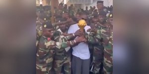 Ο προπονητής της Εθνικής Σενεγάλης με το τρόπαιο του Κόπα Άφρικα σε στρατιωτική βάση