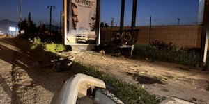 Αυτοκίνητο έπεσε σε στάση λεωφορείου