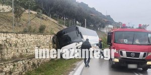 Το λεωφορείο που εξετράπη της πορείας του μετά τη σύγκρουση με ΙΧ