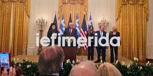 Ο Ντόναλντ Τραμπ με τον Αρχιεπίσκοπο Ελπιδοφόρο, την Κίμπερλι Γκίλφοϊλ και τον Τζον Κατσιματίδη