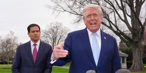 Ο Τραμπ κάνει δηλώσεις σε δημοσιογράφους με τον Ρούμπιο να παρακολουθεί