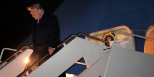 τραμπ σκαλα αεροπλανου