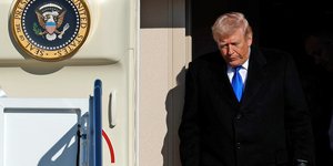 Ο Ντόναλντ Τραμπ κατεβαίνει από το Air Force One