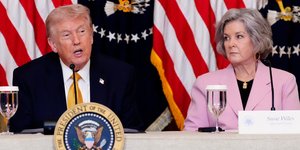 Ο Ντόναλντ Τραμπ σε συνέντευξη Τύπου, δίπλα του η προσωπάρχης του Λευκού Οίκου, Σούζι Γουάιλς