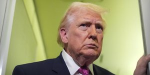 Ο Ντόναλντ Τραμπ κάνει δηλώσεις σε δημοσιογράφους στην πόρτα του Air Force One