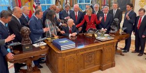 Στιγμιότυπο από την επίσκεψη παστόρων στο Οβάλ Γραφείο, όπου δίνουν την ευχή τους στον Ντόναλντ Τραμπ