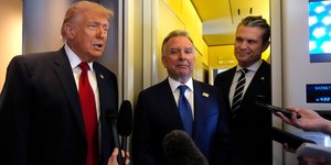 Ο Ντόναλντ Τραμπ, με τους Στιβ Γουίτκοφ και Πιτ Χέγκσεθ μιλούν σε δημοσιογράφους μέσα στο Air Force One