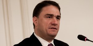 Κώστας Τσουκαλάς μπορντω γραβατα