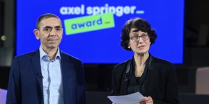 Ο Ουγκούρ Σαχίν με τη σύζυγό του